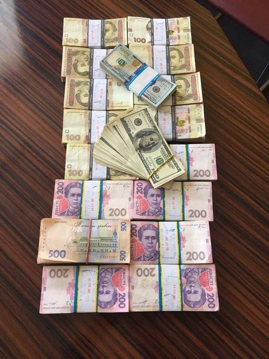 Полковник ГСЧС попался на взятке в 820 тысяч гривен
- 32709 Полковник ГСЧС попался на взятке в 820 тысяч гривен
- фото 32709