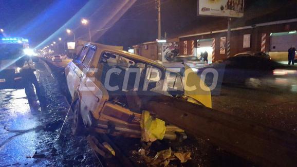 ДТП в Киеве: ВАЗ пробил отбойник, один человек погиб - 34882 ДТП в Киеве: ВАЗ пробил отбойник, один человек погиб - фото 34882