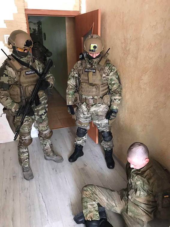 КОРД задержал вооруженного мужчину, угрожавшего взорвать многоэтажный дом - 34267 КОРД задержал вооруженного мужчину, угрожавшего взорвать многоэтажный дом - фото 34267