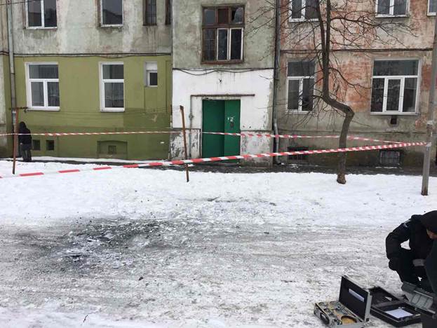 Во Львове возле пригородного вокзала взорвалась граната - 34063 Во Львове возле пригородного вокзала взорвалась граната - фото 34063
