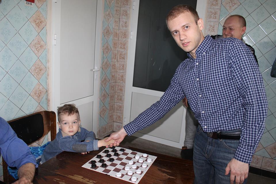 Чемпіон світу з шашок Юрій Анікєєв: Я був у чорній вишиванці, вони ще моєї білої не бачили - 32836 Чемпіон світу з шашок Юрій Анікєєв: Я був у чорній вишиванці, вони ще моєї білої не бачили - фото 32836