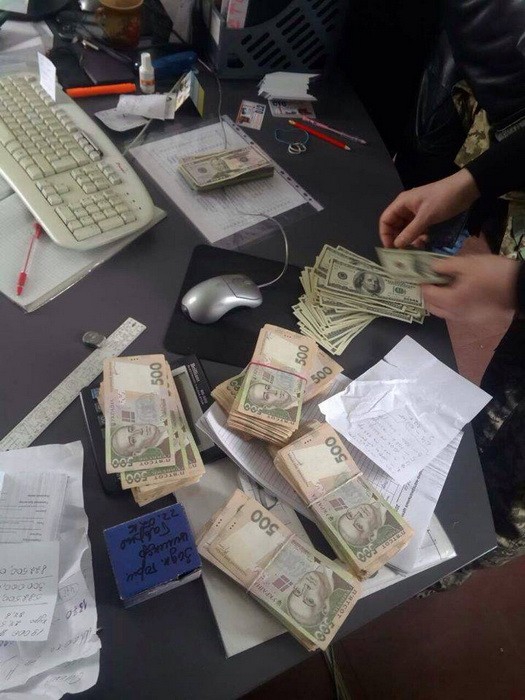 Полковник ГСЧС попался на взятке в 820 тысяч гривен
- 32710 Полковник ГСЧС попался на взятке в 820 тысяч гривен
- фото 32710