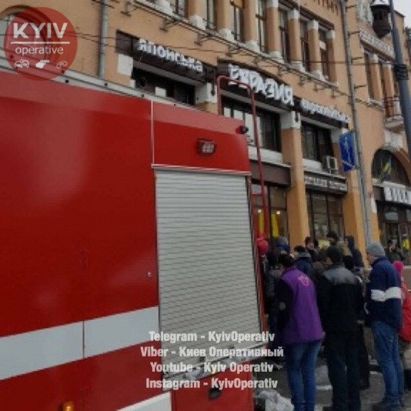 В центре Киева горит Бессарабский рынок - 34097 В центре Киева горит Бессарабский рынок - фото 34097