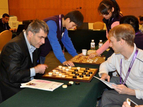 Чемпіон світу з шашок Юрій Анікєєв: Я був у чорній вишиванці, вони ще моєї білої не бачили - 32835 Чемпіон світу з шашок Юрій Анікєєв: Я був у чорній вишиванці, вони ще моєї білої не бачили - фото 32835