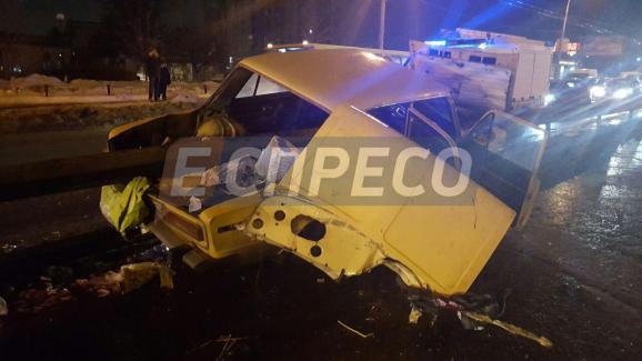 ДТП в Киеве: ВАЗ пробил отбойник, один человек погиб - 34881 ДТП в Киеве: ВАЗ пробил отбойник, один человек погиб - фото 34881