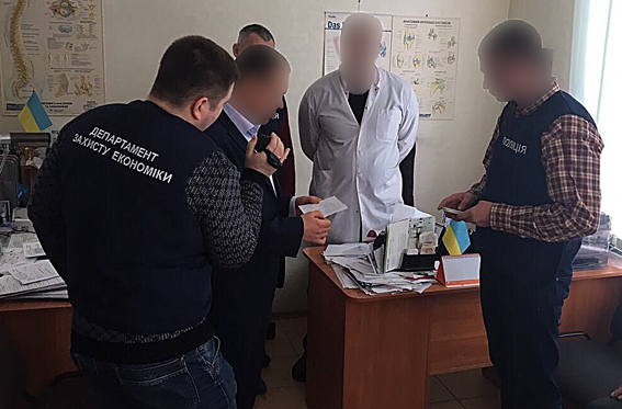 Полиция задержала врача, требовавшего от пациента 36 тыс грн взятки за операцию
- 32545 Полиция задержала врача, требовавшего от пациента 36 тыс грн взятки за операцию
- фото 32545