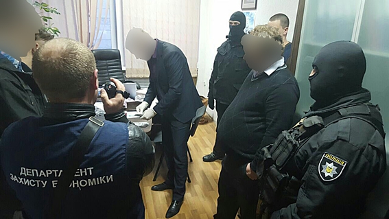 В Харькове руководители завода вымогали у бизнесмена 1,5 миллиона гривен взятки - 36382 В Харькове руководители завода вымогали у бизнесмена 1,5 миллиона гривен взятки - фото 36382