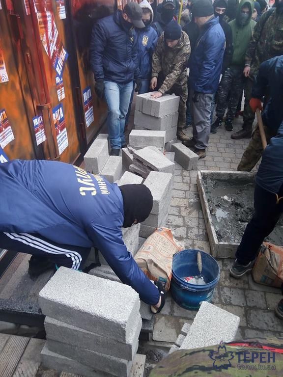 В Тернополе активисты замуровывают вход в местный Сбербанк - 38784 В Тернополе активисты замуровывают вход в местный Сбербанк - фото 38784