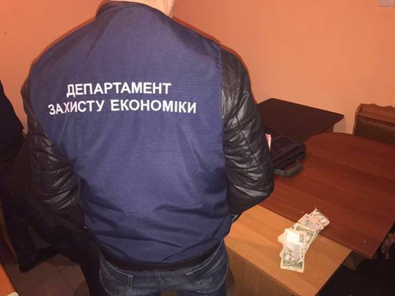 Под Николаевом адвоката поймали во время получения взятки в $7 тысяч - 36943 Под Николаевом адвоката поймали во время получения взятки в $7 тысяч - фото 36943