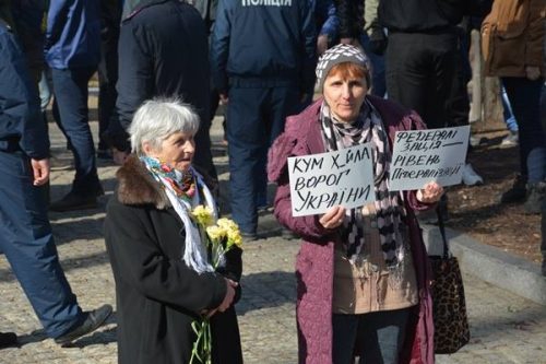 У могилы Тараса Шевченко патриоты подрались с представителями партии Медведчука - 37617 У могилы Тараса Шевченко патриоты подрались с представителями партии Медведчука - фото 37617
