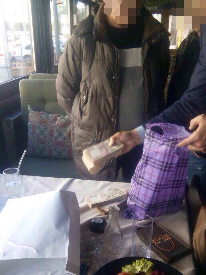 В Киеве начальник районного отдела труда попался на взятке в сотни тысяч - 40158 В Киеве начальник районного отдела труда попался на взятке в сотни тысяч - фото 40158