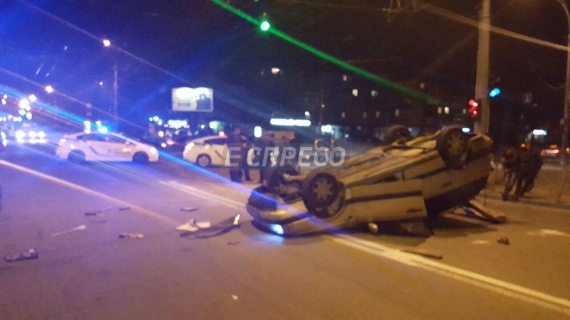 ДТП в Киеве: автомобиль такси перекинулся на крышу - 39801 ДТП в Киеве: автомобиль такси перекинулся на крышу - фото 39801