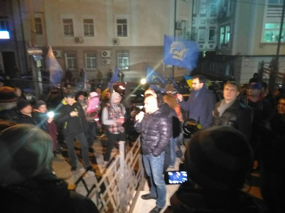 Активисты блокируют Соломенский суд и требуют ареста Насирова - 37070 Активисты блокируют Соломенский суд и требуют ареста Насирова - фото 37070