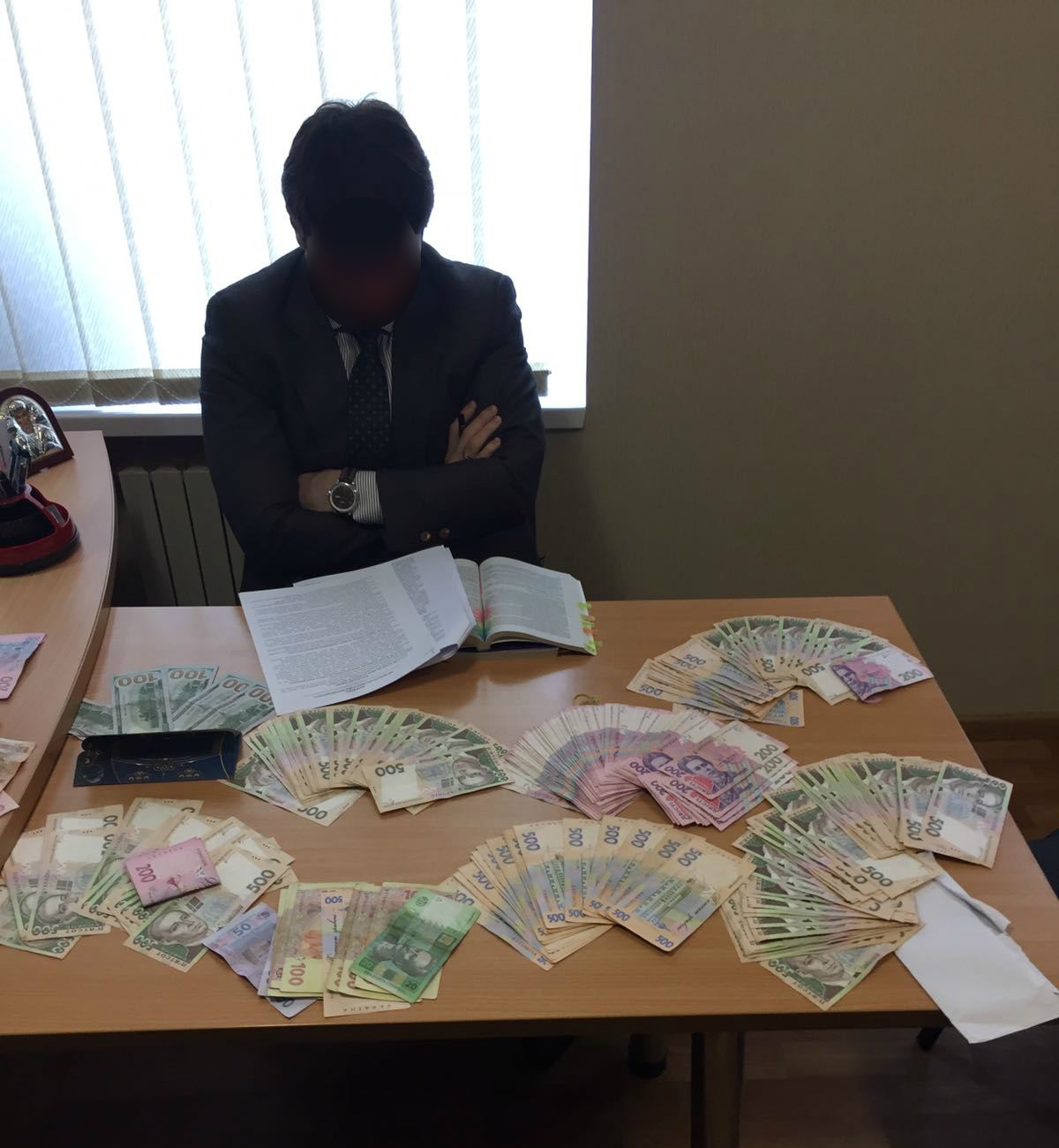Начальник отдела прокуратуры в Донецкой области попался на взятке в $10000 - 39314 Начальник отдела прокуратуры в Донецкой области попался на взятке в $10000 - фото 39314