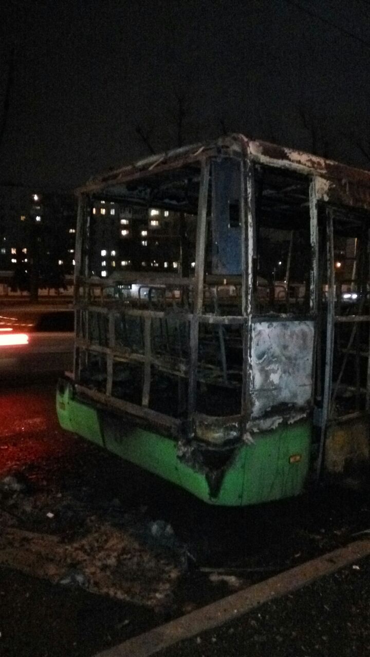 В Киеве дотла сгорело набитое пассажирами маршрутное такси - 38005 В Киеве дотла сгорело набитое пассажирами маршрутное такси - фото 38005