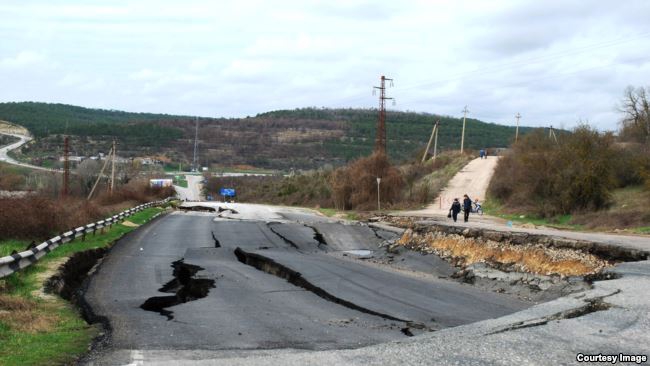 Оккупанты вводят режим чрезвычайного положения в Севастополе - 39186 Оккупанты вводят режим чрезвычайного положения в Севастополе - фото 39186