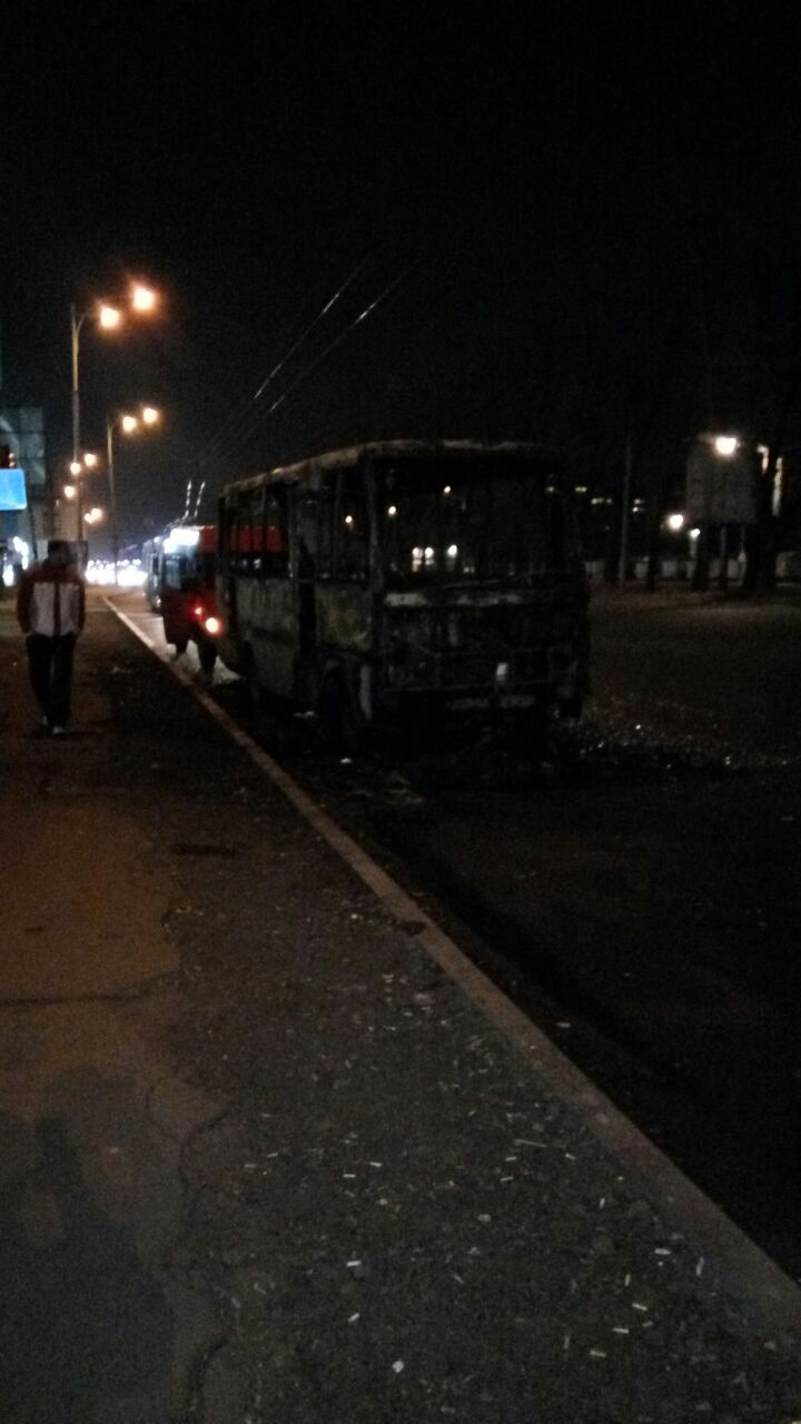 В Киеве дотла сгорело набитое пассажирами маршрутное такси - 38006 В Киеве дотла сгорело набитое пассажирами маршрутное такси - фото 38006