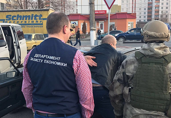 Под Киевом госисполнителя поймали на взятке $6,6 тыс - 37374 Под Киевом госисполнителя поймали на взятке $6,6 тыс - фото 37374
