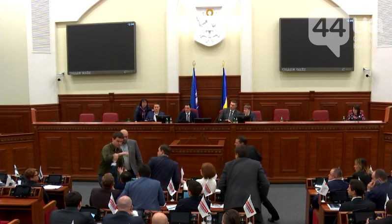 Депутаты от "Свободы" и "Солидарности" подрались в Киевсовете из-за Кличко - 36637 Депутаты от "Свободы" и "Солидарности" подрались в Киевсовете из-за Кличко - фото 36637