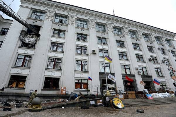 Луганскую ОГА боевики быстро превратили в логово "русского мира" с пыточными - 37467 Луганскую ОГА боевики быстро превратили в логово "русского мира" с пыточными - фото 37467
