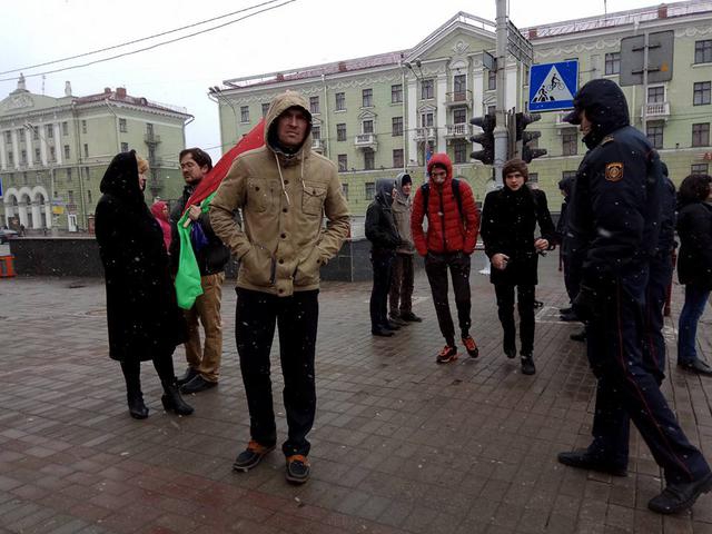 День Воли в Минске: ОМОН массово задерживает активистов и наблюдателей - 39757 День Воли в Минске: ОМОН массово задерживает активистов и наблюдателей - фото 39757