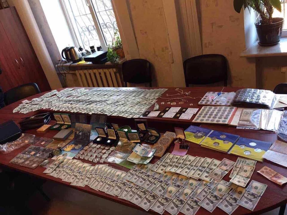 В Сумской области у главы полиции города нашли золотые слитки и флаг России - 39235 В Сумской области у главы полиции города нашли золотые слитки и флаг России - фото 39235