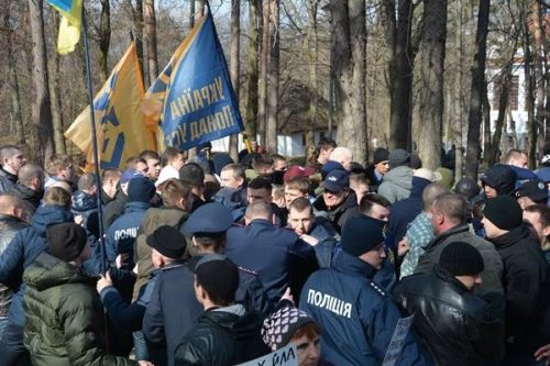 У могилы Тараса Шевченко патриоты подрались с представителями партии Медведчука - 37618 У могилы Тараса Шевченко патриоты подрались с представителями партии Медведчука - фото 37618