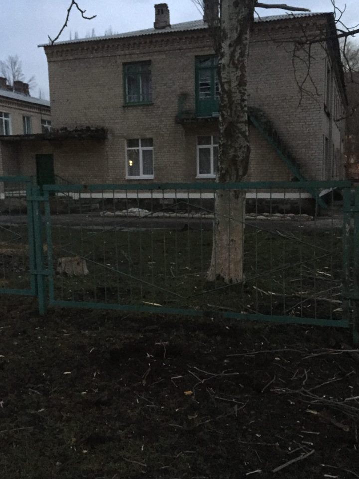 Боевики обстреляли школу и детский сад в Авдеевке - 36695 Боевики обстреляли школу и детский сад в Авдеевке - фото 36695