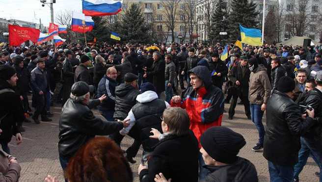 9 марта 2014-го толпа пророссийских коллаборантов и приезжих жестко разогнала митинг патриотов - 37464 9 марта 2014-го толпа пророссийских коллаборантов и приезжих жестко разогнала митинг патриотов - фото 37464