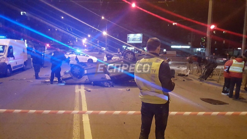 ДТП в Киеве: автомобиль такси перекинулся на крышу - 39802 ДТП в Киеве: автомобиль такси перекинулся на крышу - фото 39802