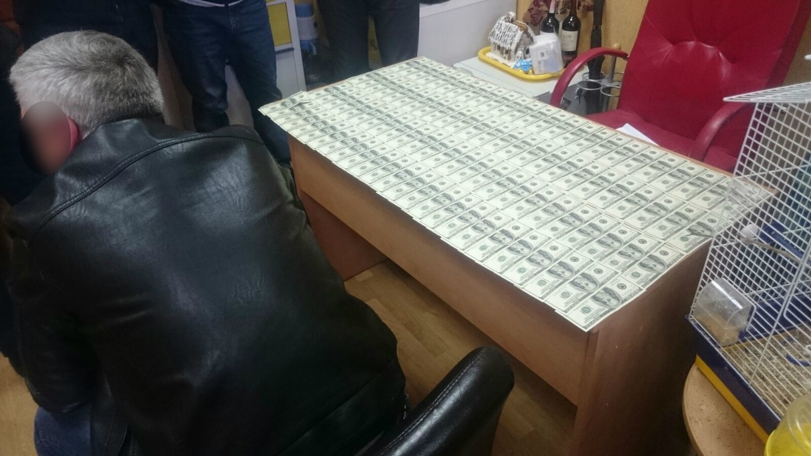 Начальник отдела прокуратуры в Донецкой области попался на взятке в $10000 - 39313 Начальник отдела прокуратуры в Донецкой области попался на взятке в $10000 - фото 39313
