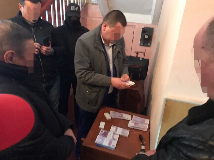 СБУ задержала главу сельсовета на взятке в 250 тысяч евро - 39053 СБУ задержала главу сельсовета на взятке в 250 тысяч евро - фото 39053