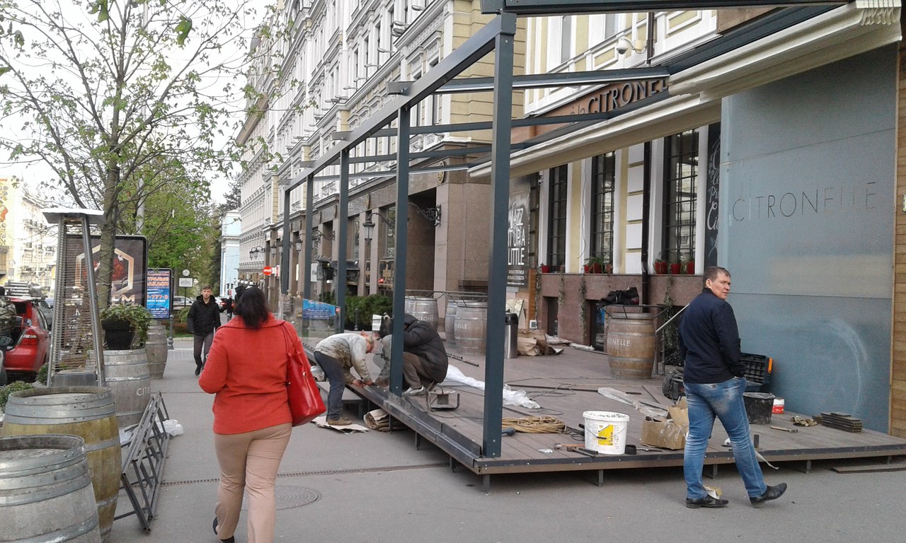 В самом центре Киева ресторан перегородил летней террасой тротуар (фото) - 43068 В самом центре Киева ресторан перегородил летней террасой тротуар (фото) - фото 43068