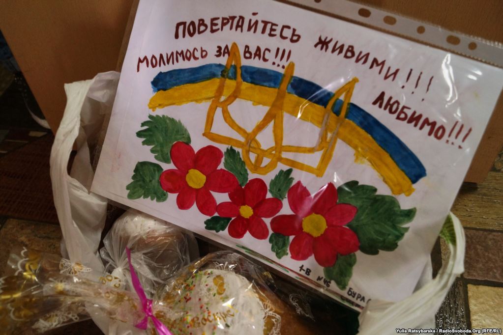Волонтеры передали тысячи пасхальных куличей военным в АТО и госпитали - 42559 Волонтеры передали тысячи пасхальных куличей военным в АТО и госпитали - фото 42559