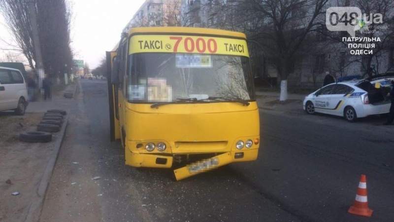 В Одессе маршрутка врезалась в "скорую": пострадал ребенок - 40884 В Одессе маршрутка врезалась в "скорую": пострадал ребенок - фото 40884