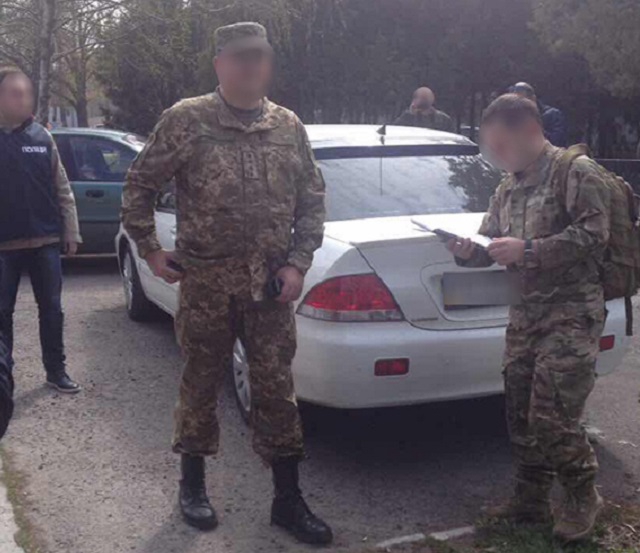 Сотрудник военкомата в АТО за $800 освобождал от призыва местных жителей - 41945 Сотрудник военкомата в АТО за $800 освобождал от призыва местных жителей - фото 41945
