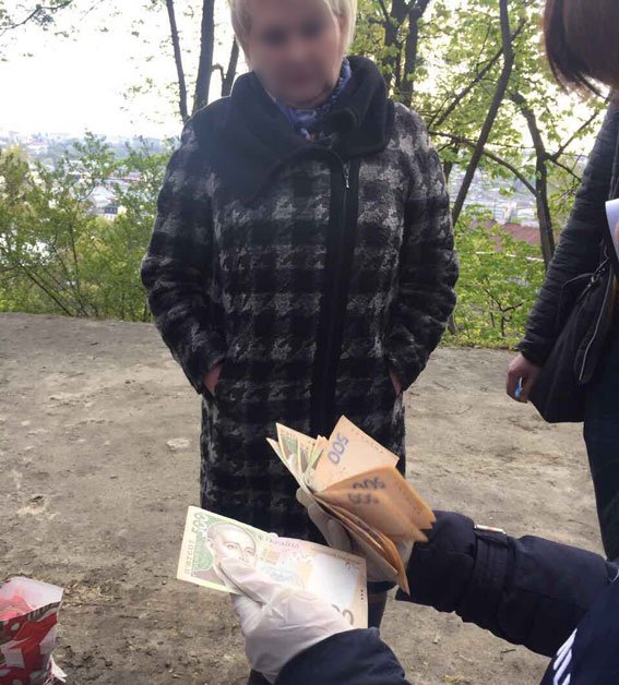 Во Львове начальницу налоговой задержали с "пакетом" денег - 43813 Во Львове начальницу налоговой задержали с "пакетом" денег - фото 43813
