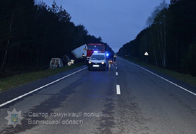 В Волынской области микроавтобус врезался в грузовик и загорелся: погибли отец и сын - 41695 В Волынской области микроавтобус врезался в грузовик и загорелся: погибли отец и сын - фото 41695
