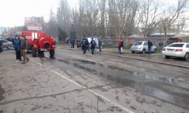 В Одессе масштабный пожар на рынке, есть пострадавшие - 43476 В Одессе масштабный пожар на рынке, есть пострадавшие - фото 43476