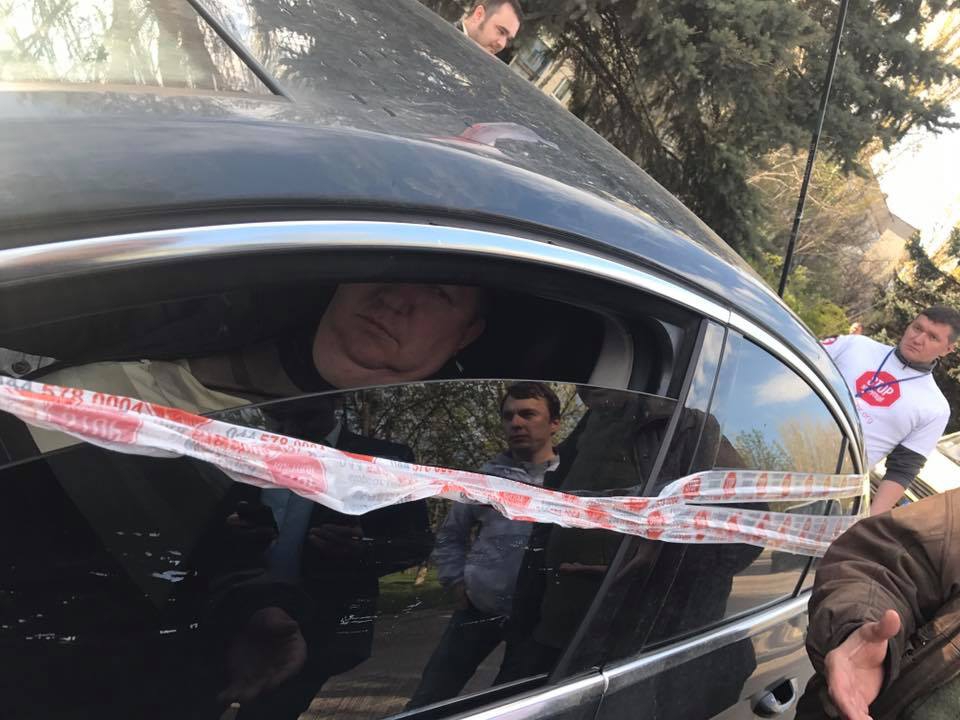 В Днепропетровской области конфликт активистов и депутата едва не закончился самосудом - 43958 В Днепропетровской области конфликт активистов и депутата едва не закончился самосудом - фото 43958
