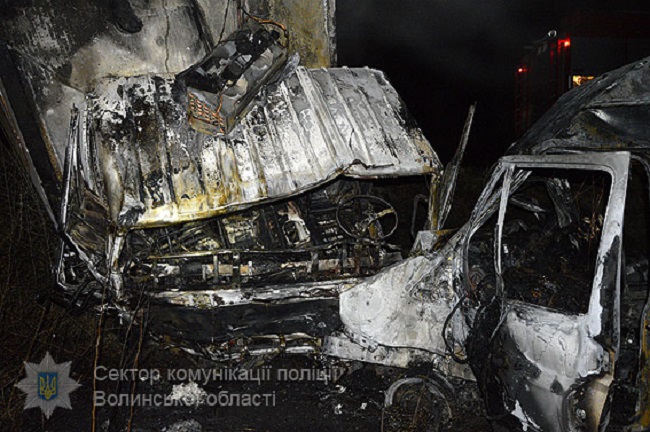 В Волынской области микроавтобус врезался в грузовик и загорелся: погибли отец и сын - 41696 В Волынской области микроавтобус врезался в грузовик и загорелся: погибли отец и сын - фото 41696