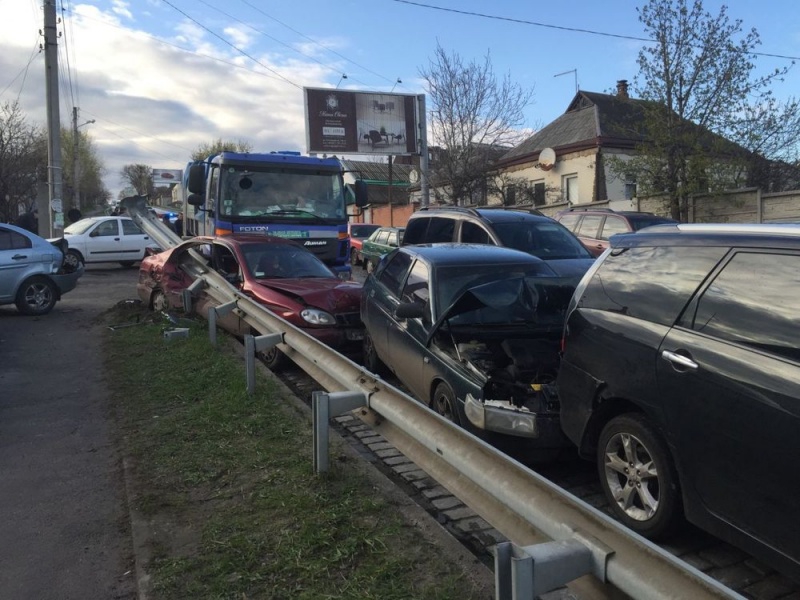 В Харькове в ДТП столкнулись 9 автомобилей - 42607 В Харькове в ДТП столкнулись 9 автомобилей - фото 42607