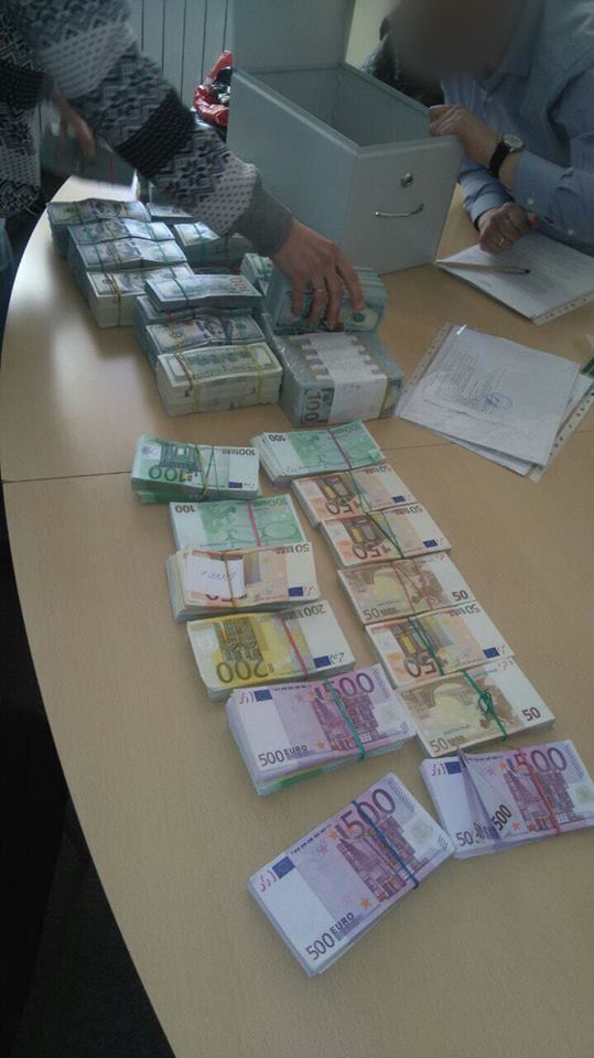 Группа переселенцев отправила террористам 60 миллионов гривен - 44088 Группа переселенцев отправила террористам 60 миллионов гривен - фото 44088