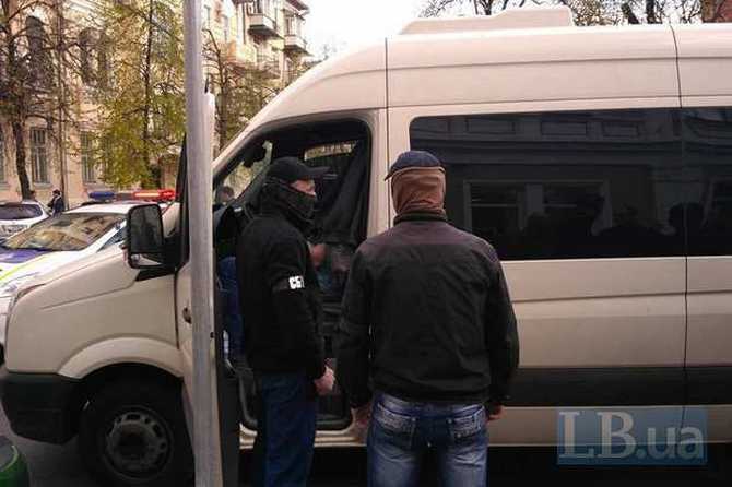 Сотрудники СБУ устроили стрельбу в центре Киева - 42057 Сотрудники СБУ устроили стрельбу в центре Киева - фото 42057