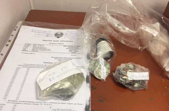 Одесские таможенники воспользовались "серой схемой" и легализовали 400 автомобилей - 41012 Одесские таможенники воспользовались "серой схемой" и легализовали 400 автомобилей - фото 41012