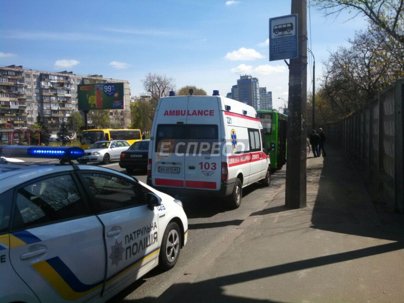 В Киеве водитель автобуса протаранил маршрутку: пострадала молодая девушка - 42742 В Киеве водитель автобуса протаранил маршрутку: пострадала молодая девушка - фото 42742