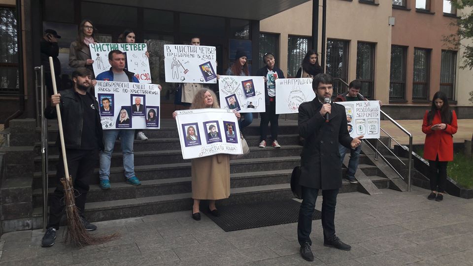 Активисты провели "чистый четверг" под стенами Высшей квалификационной комиссией судей - 42318 Активисты провели "чистый четверг" под стенами Высшей квалификационной комиссией судей - фото 42318
