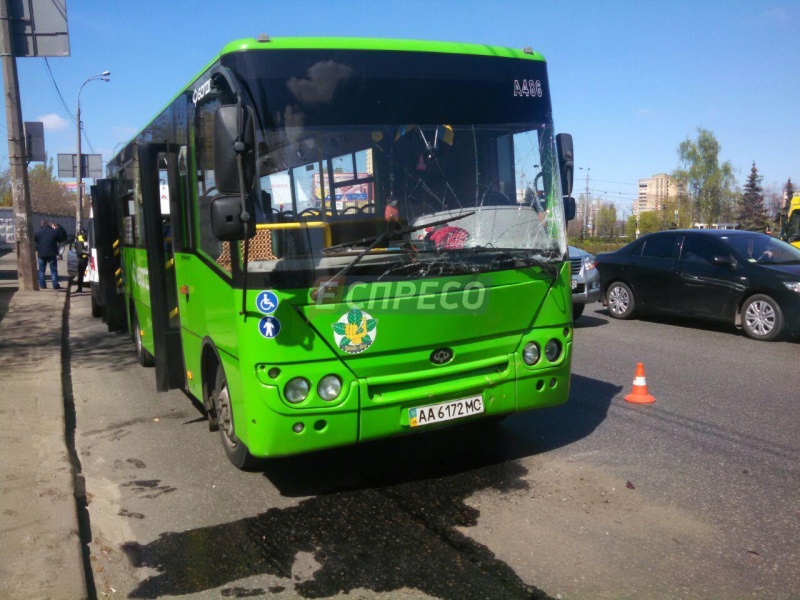 В Киеве водитель автобуса протаранил маршрутку: пострадала молодая девушка - 42743 В Киеве водитель автобуса протаранил маршрутку: пострадала молодая девушка - фото 42743