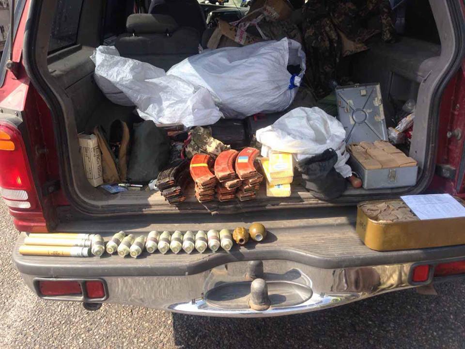 В Харьковской области задержали забитый оружием автомобиль - 42063 В Харьковской области задержали забитый оружием автомобиль - фото 42063