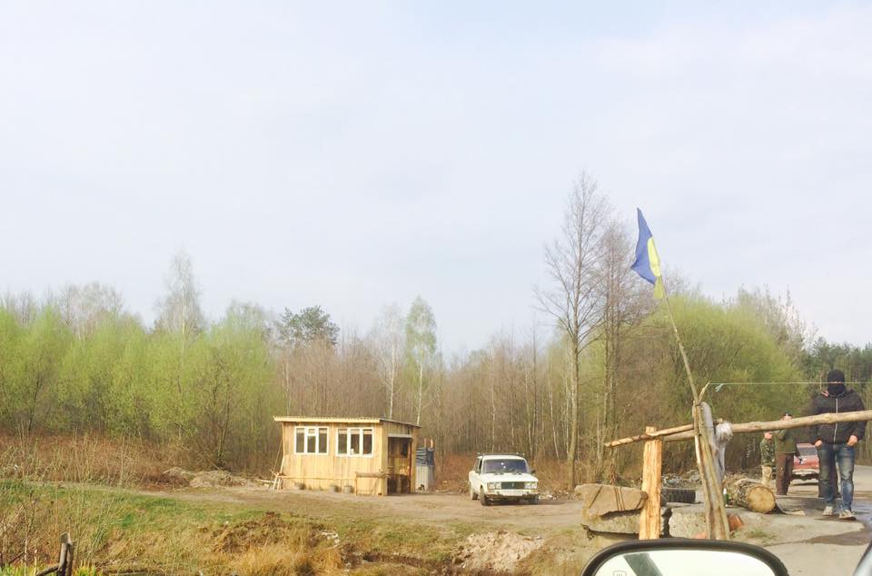Добытчики янтаря в Ровненской области установили первый блокпост - 41401 Добытчики янтаря в Ровненской области установили первый блокпост - фото 41401